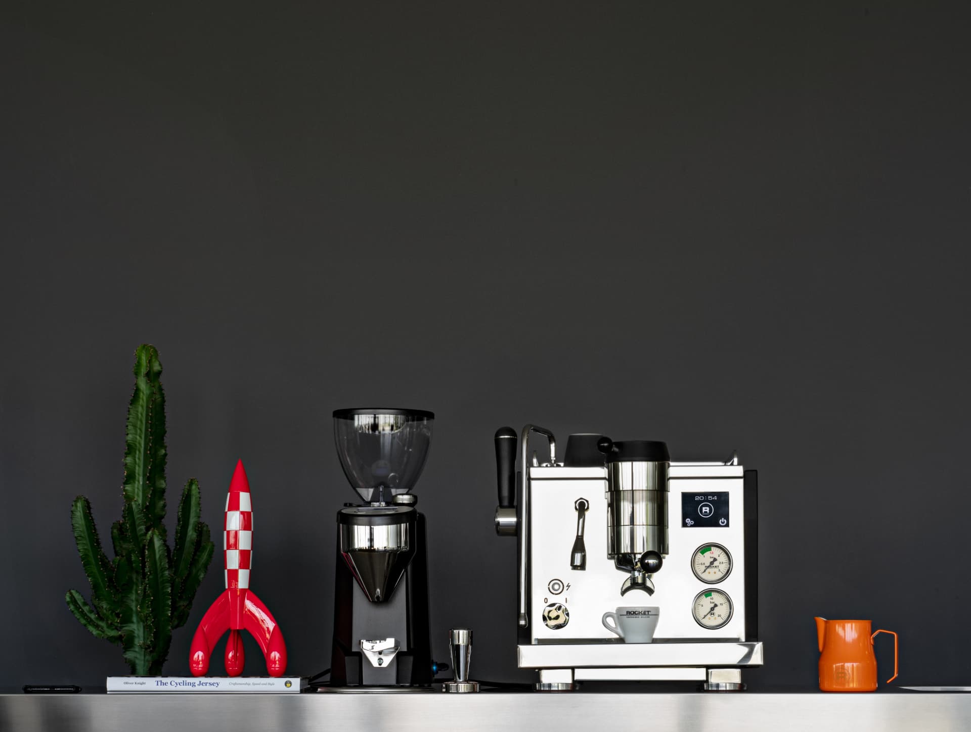Máquina de espresso Rocket e moedor em ambiente contemporâneo